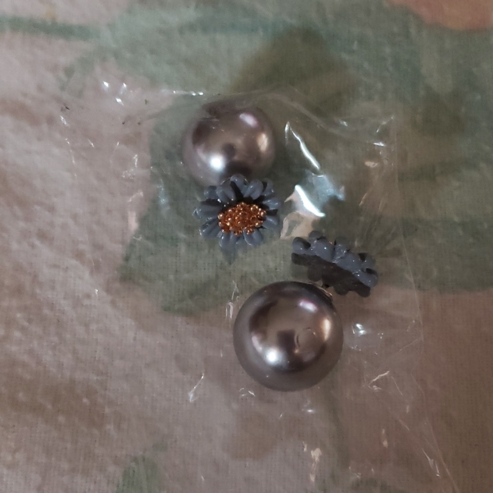 💣$5 OR BUNDLE FOR LESS!!~SILVER-GRAY EARRINGS ~💣